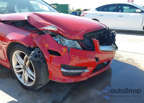 2013 Mercedes-Benz C 250 Sport z USA, uszkodzony, nr VIN WDDGF4HB2DR251913